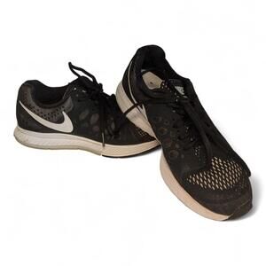 Nike Women's 7.5 Zoom Pegasus Black And White Tennis Shoes